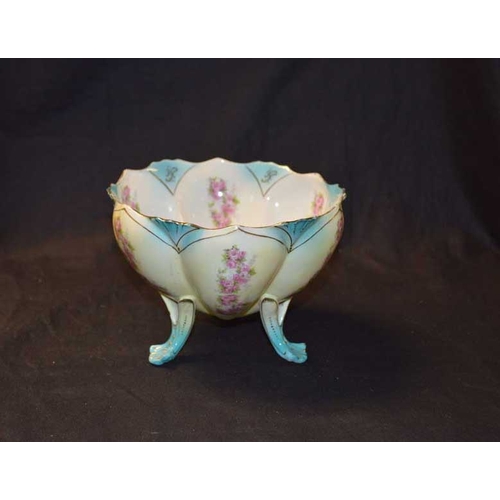 52 - A Ceramic Footed Shell Style Small Bowl