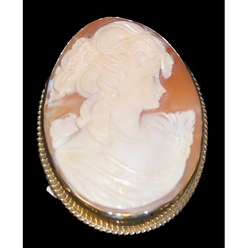 565 - A Large 9ct Gold Cameo Brooch