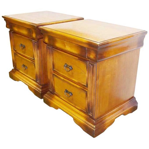 124 - A Very Nice Pair of Bedside Cabinets