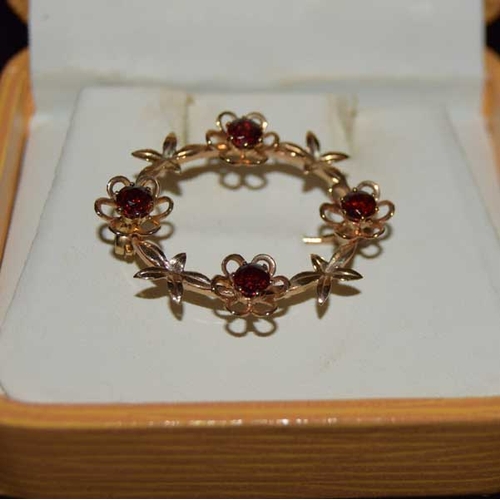 512 - A Very Good 9ct Gold Garnet Brooch