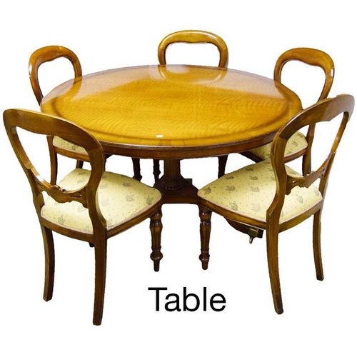 290 - A Very Nice Circular Dining Room Table on Centre Pedestal