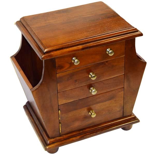 566 - A Small Mahogany Chest of Drawers / Canterbury