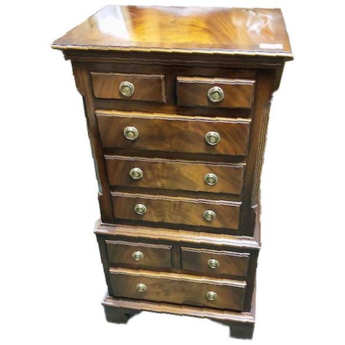 135 - A Very Nice Slimline Chest of Eight Drawers