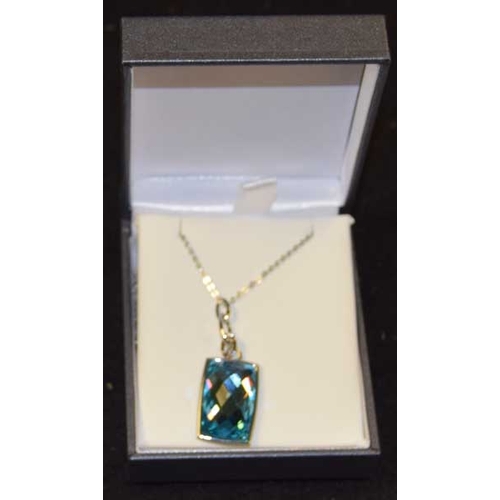 732 - A Nice Ladies Chain with Turquoise Coloured Stone