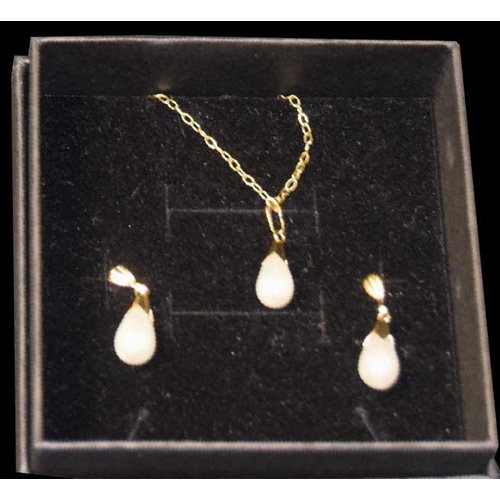 733 - A Nice Pearl Necklace and Earring Set