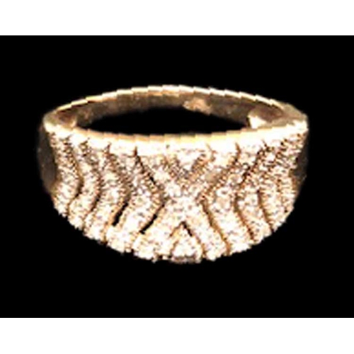 622 - A 9ct Gold and Diamond Ring