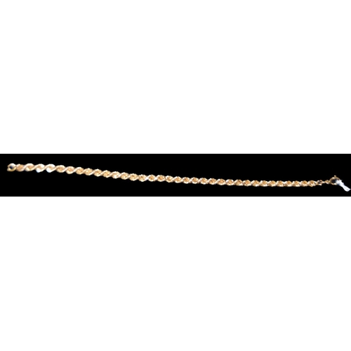 572 - A 9ct Gold Bracelet