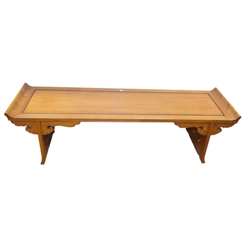 609 - A Very Nice Long Mahogany Coffee Table