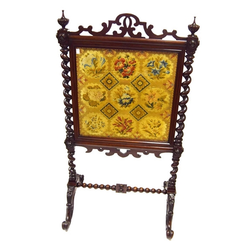 422 - A Carved Victorian Mahogany Firescreen With Tapestry Panel