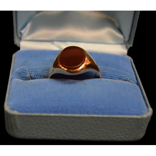 796 - A Heavy 9ct Gold Gents Cornealian Ring