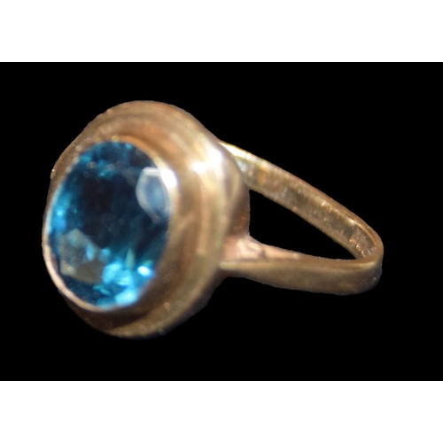 809 - A Nice Blue Topaz Gold Ring