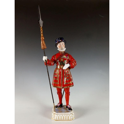 89 - A Sachsische Porzellan Manufaktur Dresden Figurine 'The King's Body Guard of Yeoman of the Guard' Sa... 