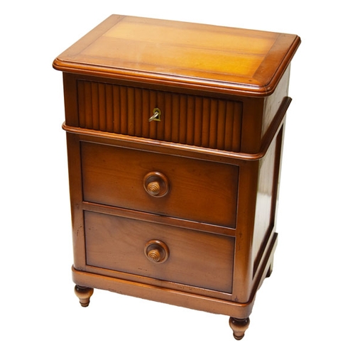 639 - A Nice Pair of Three Drawer Bedside Cabinets