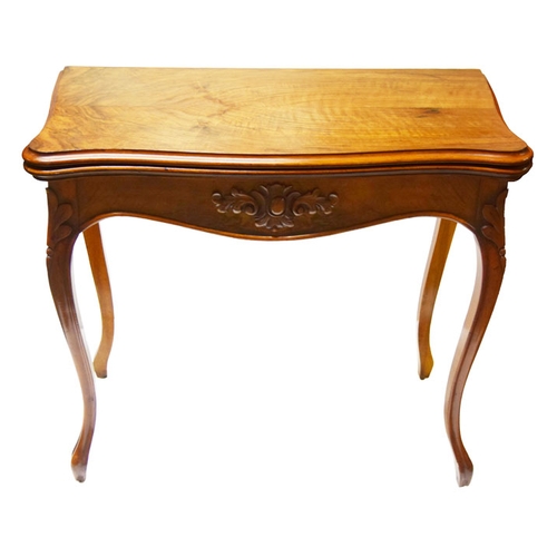 641 - A Nice Victorian Walnut Shaped Front Turn Over Leaf Card Table