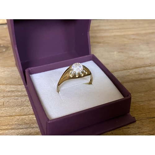 70 - 9ct Gold Ring with CZ, Size T - Stone is chipped