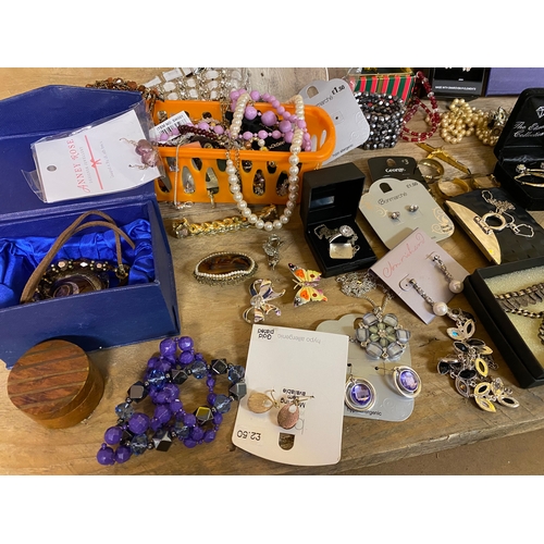 72 - Collection of Costume Jewellery to include Silver, some items boxed