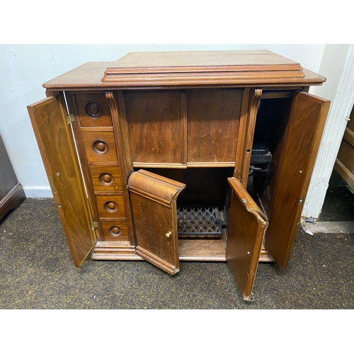 542 - Scottish Singer Sewing Machine and Table, Dated 1910 F Serial Number