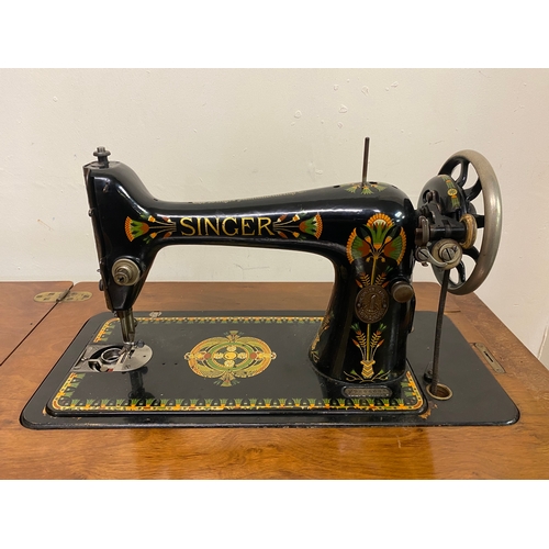 542 - Scottish Singer Sewing Machine and Table, Dated 1910 F Serial Number