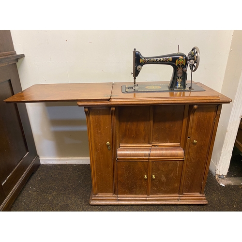 542 - Scottish Singer Sewing Machine and Table, Dated 1910 F Serial Number