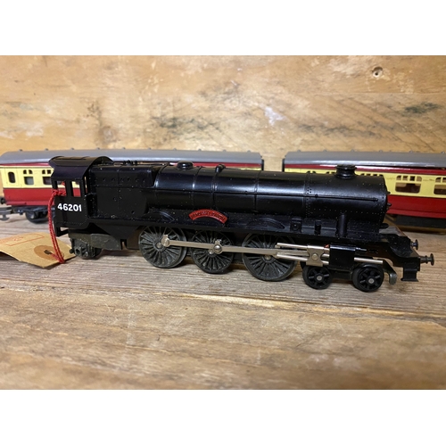 69 - Tri-ang Railways 00 Gauge Electric Scale Model Set, Passenger Train