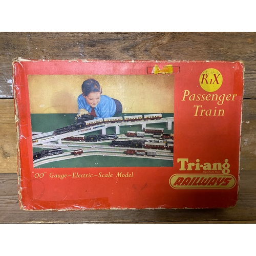 69 - Tri-ang Railways 00 Gauge Electric Scale Model Set, Passenger Train