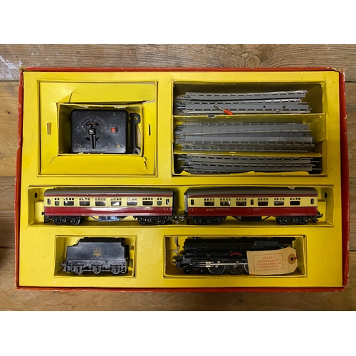 69 - Tri-ang Railways 00 Gauge Electric Scale Model Set, Passenger Train