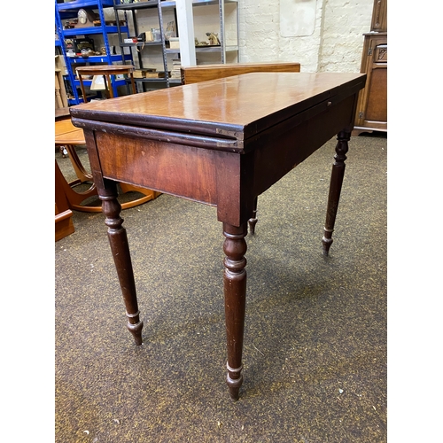 406 - c.1900's Swivel Top Table on Fluted Legs