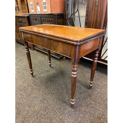 406 - c.1900's Swivel Top Table on Fluted Legs