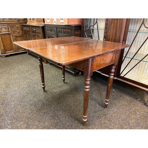 406 - c.1900's Swivel Top Table on Fluted Legs