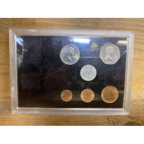 77 - Isle of Man Decimal Coins Set, damaged case