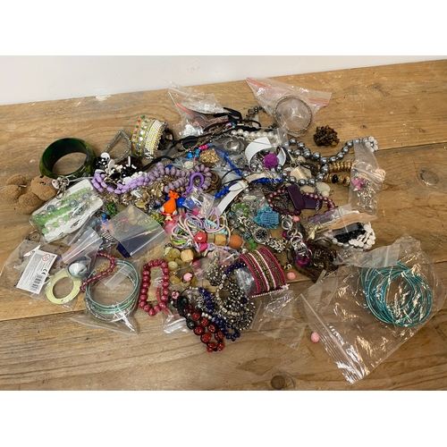 62 - Quantity of Costume Jewel