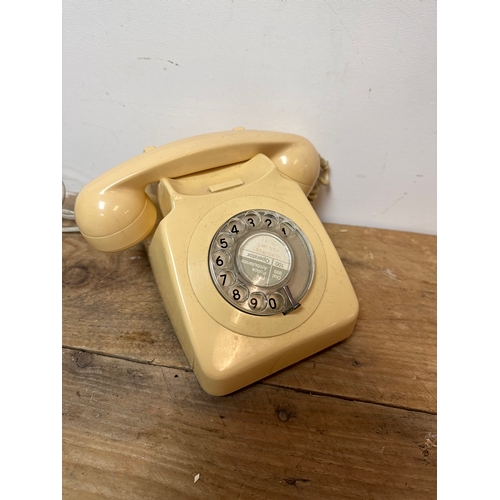 124 - Retro cream telephone