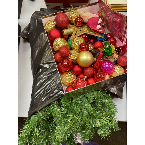 275 - Christmas tree with box of