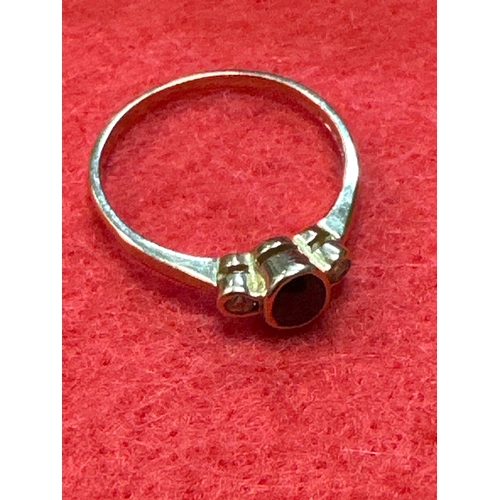 31 - 9ct gold ladies ring size O