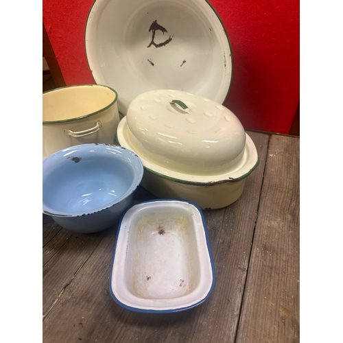 269 - Six vintage/ retro enamel items to include wash bowl and cooking pot