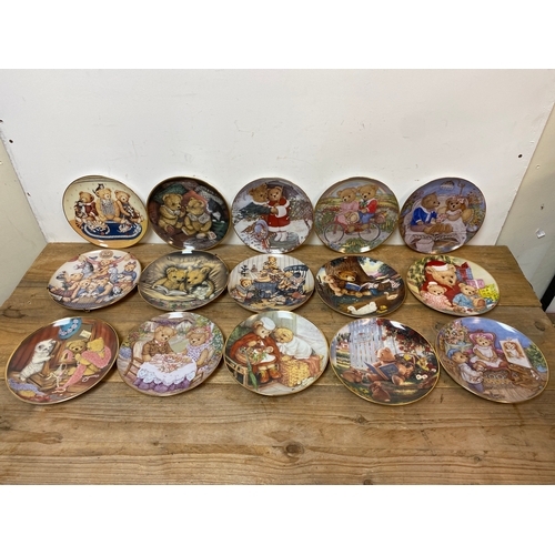 324 - Collection of 15x Franklin Mint Teddy Bear Plates