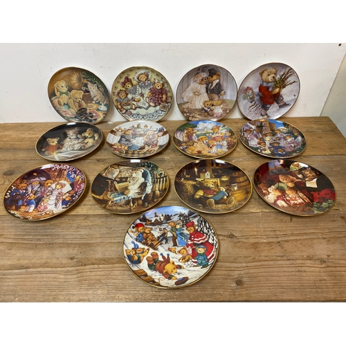 327 - Collection of 13x Franklin Mint Teddy Bear Plates