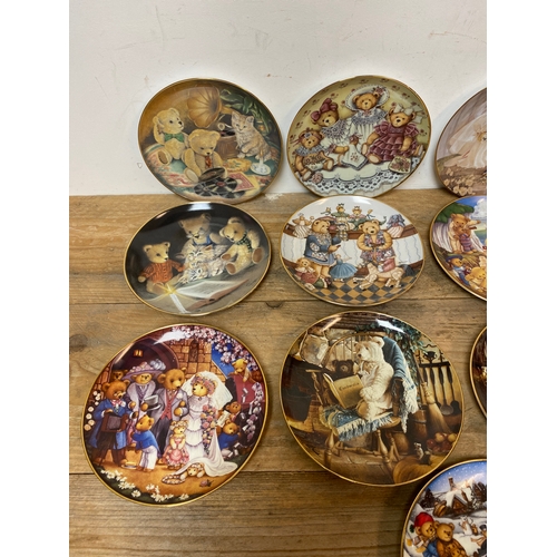 327 - Collection of 13x Franklin Mint Teddy Bear Plates