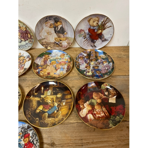 327 - Collection of 13x Franklin Mint Teddy Bear Plates