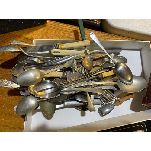 352 - Quantity of Cutlery