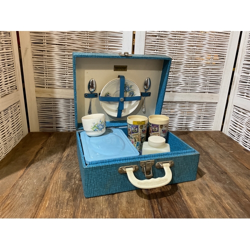 397 - Vintage brexton picnic box with