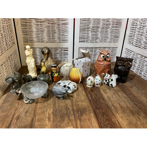 389 - Collection of vintage and retro novelty ceramics