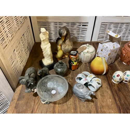 389 - Collection of vintage and retro novelty ceramics