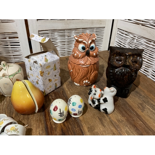 389 - Collection of vintage and retro novelty ceramics