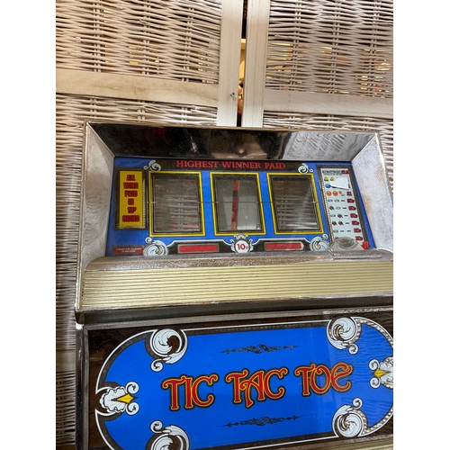 286 - Vintage tic tac toe gambling machine front