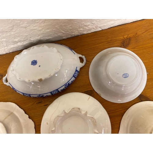 384 - Quantity of Vintage Blue and White Tableware, AF