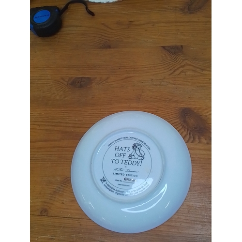 46 - A mixed lot to include 2 plates, 1 Franklin Mint Hairloom plate, 2 vintage Reto ceramics wade whimsi... 