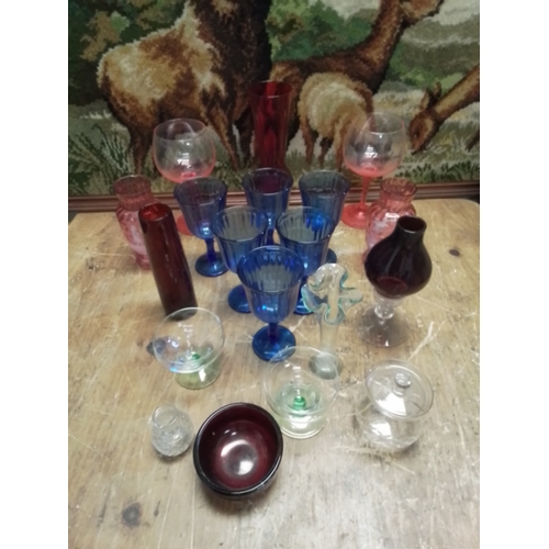 260 - Lovely mixed collection of coloured glass to include vases, bowls,  drinking glasses and others.