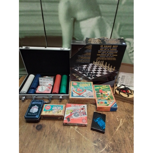 286 - Mixed lot of vintage and modern games to include poker, tiddlywinks, 10 games in 1 on box set, and m... 