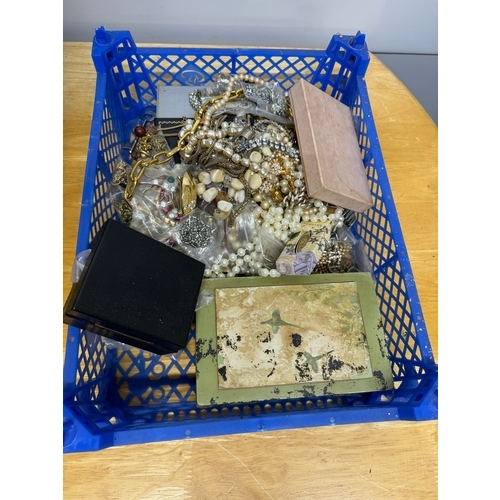 200 - *Tray of costume jewellery